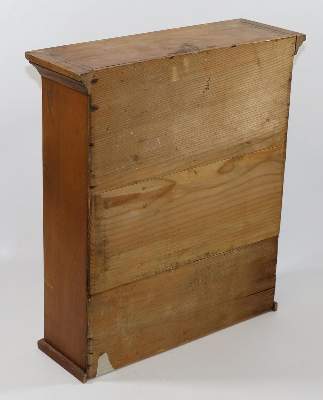 Bild Nr.22: 131-1893 Knopfkabinett.: (Varia, Nähzubehör, Knöpfe)