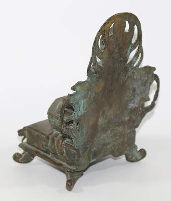 Bild Nr.2: 131-1967 Buddha auf Thron sitzend.: (Asiatika)