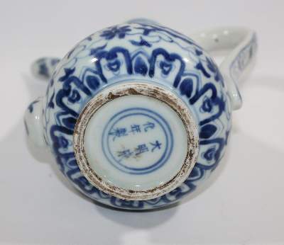 Bild Nr.3: 131-2110 Phoenixkanne mit Chenghua Nian Zhi.: (Porzellan u. Keramik)