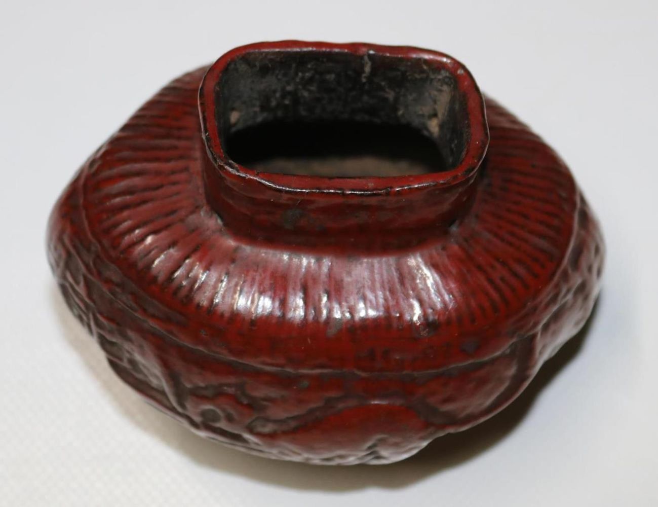 Große Abbildung Nr.3: 132-2116 Rotlack-Gefäß: (Asiatika, China)