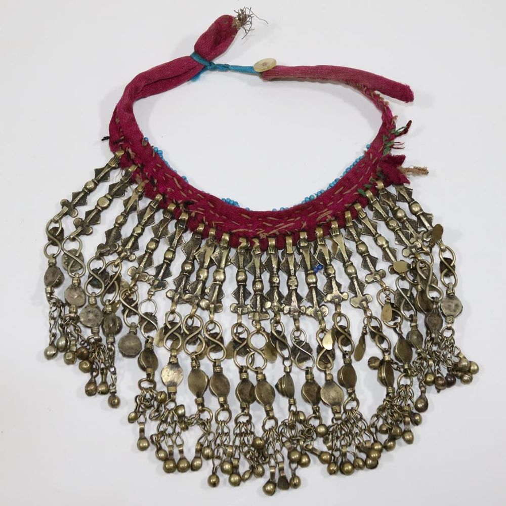Große Abbildung Nr.2: 132-2132 Halskette o. Gesichtsverschleierung: (Asiatika, Schmuck)