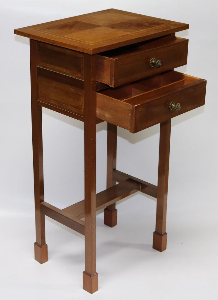 Große Abbildung Nr.2: 132-2158 Nähtischchen: (Möbel)