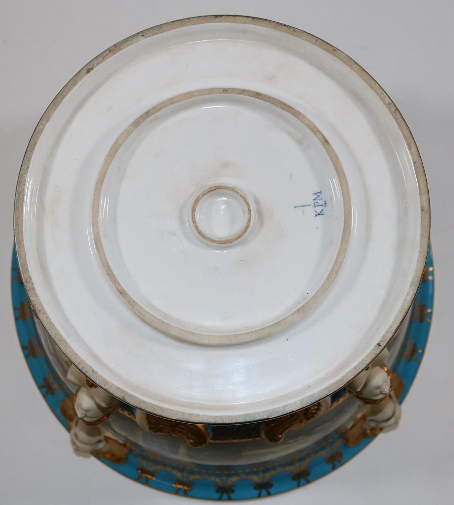 Große Abbildung Nr.6: 132-2219 Prunk Tafelaufsatz mit Sphingen: (Porzellan u. Keramik)