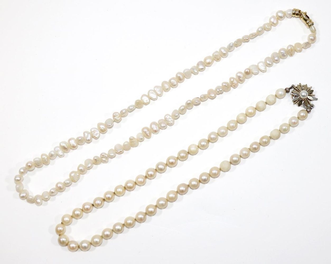Große Abbildung Nr.1: 132-2237 Paar Perlenketten: (Schmuck, Colliers)