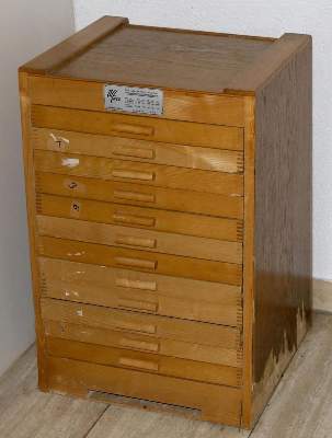 Bild Nr.3: 132-1999 Knopfkabinett, Verkaufsdisplay.: (Varia, Nähzubehör, Knöpfe)