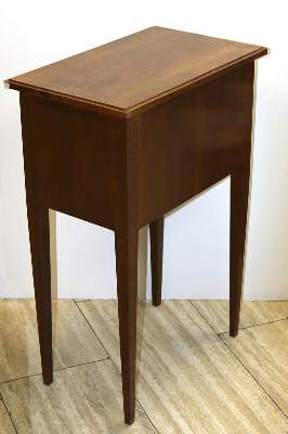 Bild Nr.4: 132-2154 Kommodentischchen.: (Möbel)