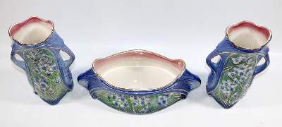 Bild Nr.2: 132-2185 Jardiniere u. 2 Vasen: (Porzellan u. Keramik, Fayencen)