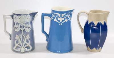 Bild Nr.1: 132-2196 Sieben Jugendstil Saftkrüge.: (Porzellan u. Keramik, Fayencen)