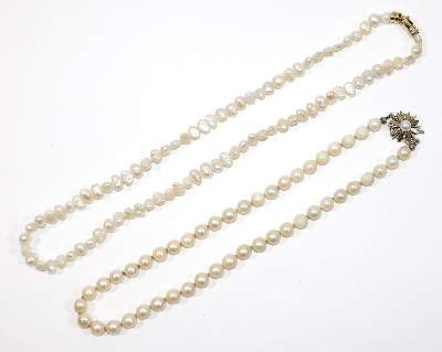 Bild Nr.1: 132-2237 Paar Perlenketten: (Schmuck, Colliers)