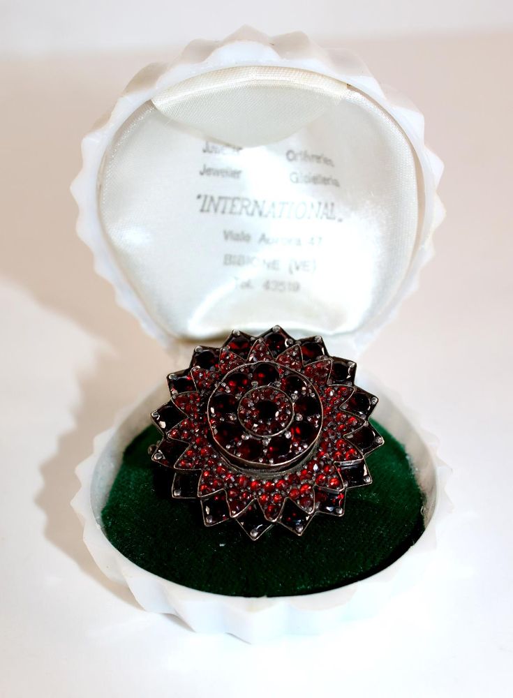 Große Abbildung Nr.3: 133-1955 Granatbrosche, Silber.: (Schmuck)