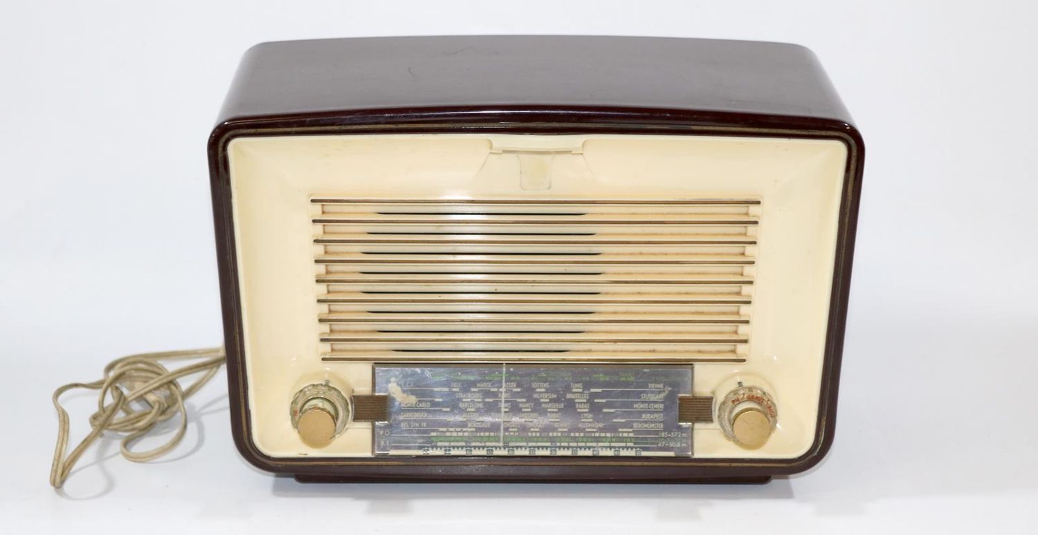 Große Abbildung Nr.1: 134-2186 Radiola Röhrenradio: (Varia, Radio)