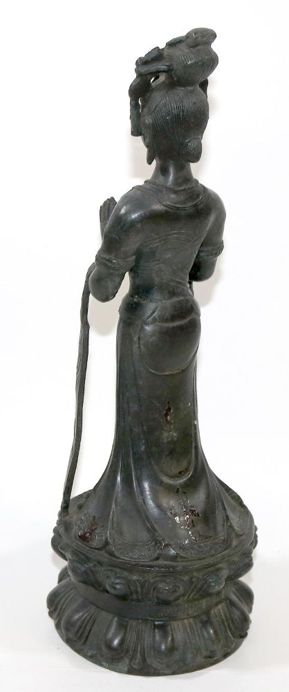Große Abbildung Nr.2: 134-2280 Stehende, betende Dame,: (Asiatika)