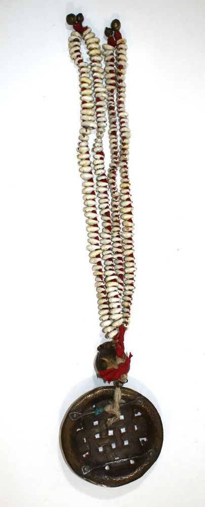 Große Abbildung Nr.2: 134-2292 Lange, vierteilige Muschelkette: (Asiatika, Tibet)
