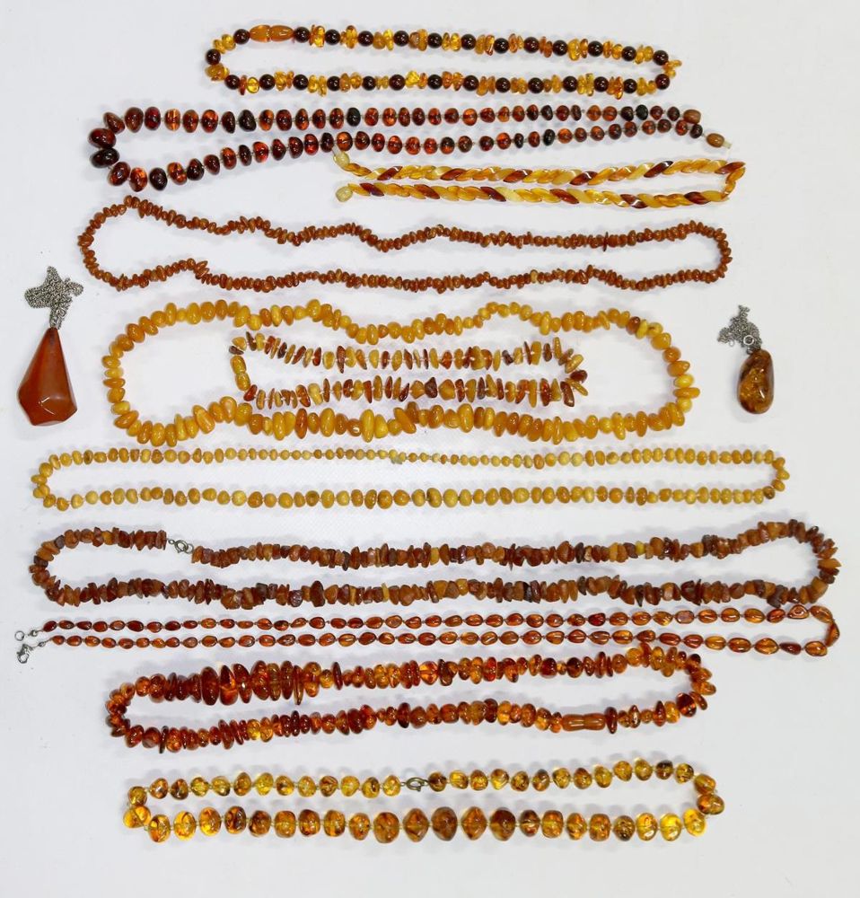 Große Abbildung Nr.1: 134-2405 Bernstein Schmucksammlung: (Schmuck)