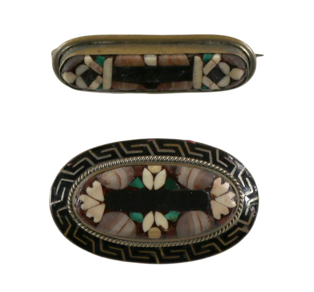 Große Abbildung Nr.1: 134-2408 Karlsbad, Paar Broschen.: (Schmuck, Broschen)