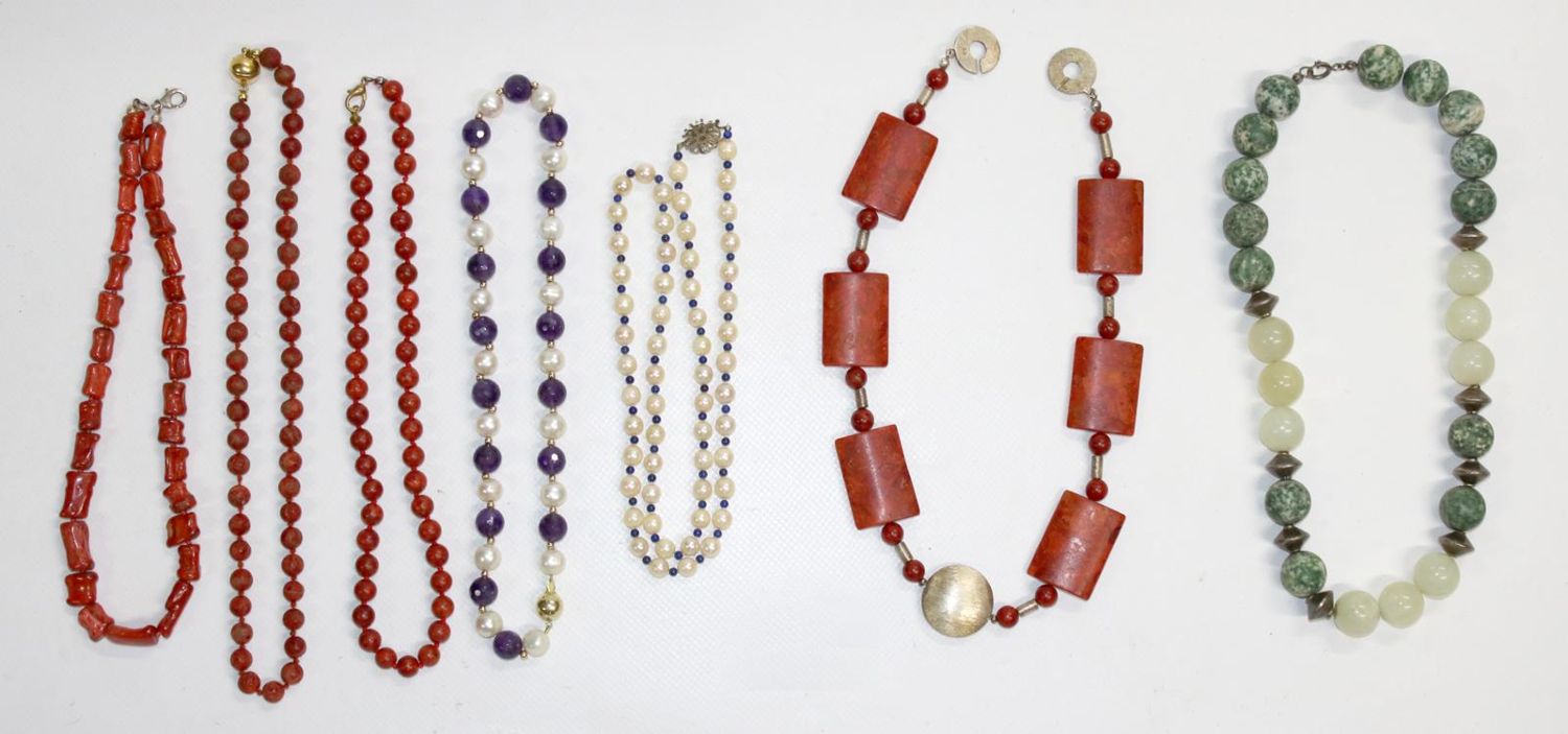 Große Abbildung Nr.1: 134-2433 Perlen u. Edelsteinketten.: (Schmuck)
