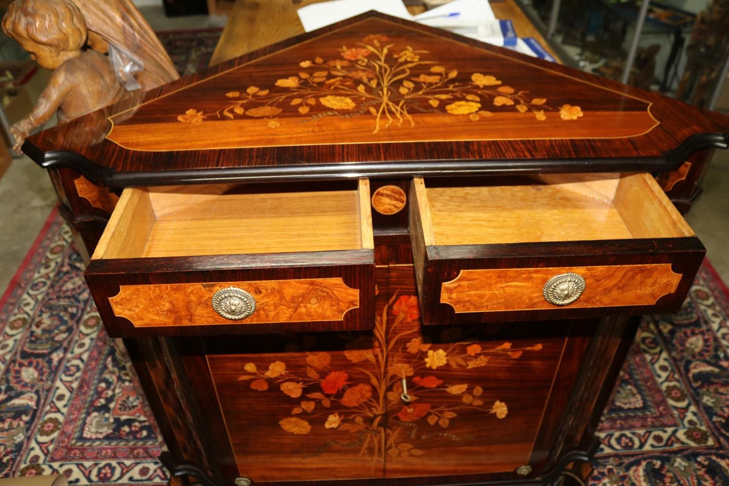 Große Abbildung Nr.4: 135-2490 Eckschrank: (Möbel)