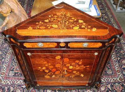 Bild Nr.2: 135-2490 Eckschrank: (Möbel)