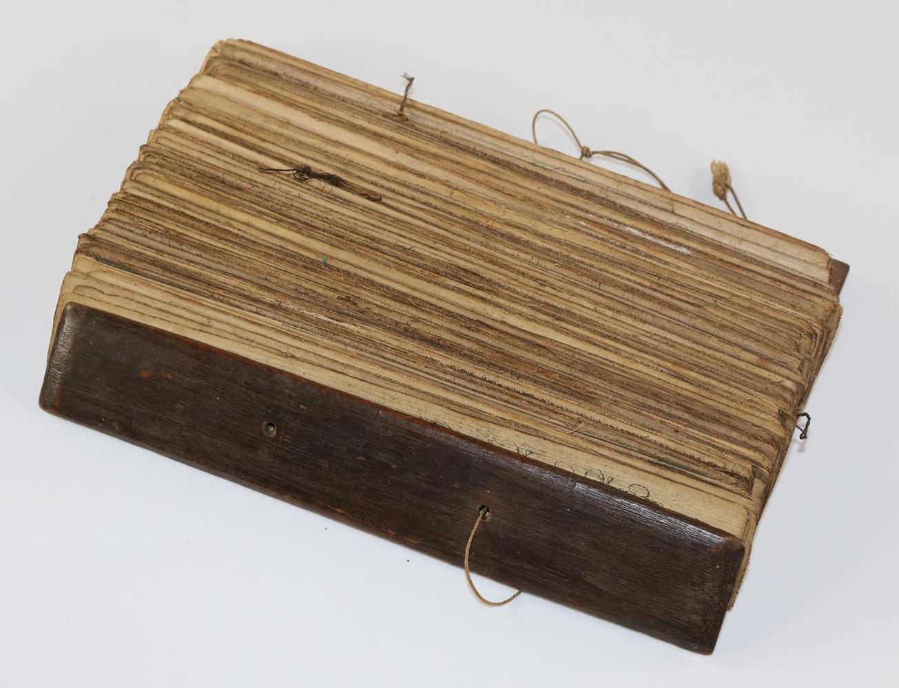 Große Abbildung Nr.1: 136-180 Singhalesische Palmblatthandschrift.: (Handschriften)