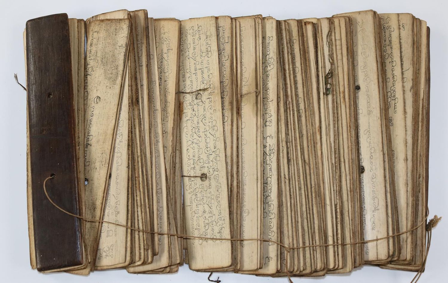 Große Abbildung Nr.3: 136-180 Singhalesische Palmblatthandschrift.: (Handschriften)