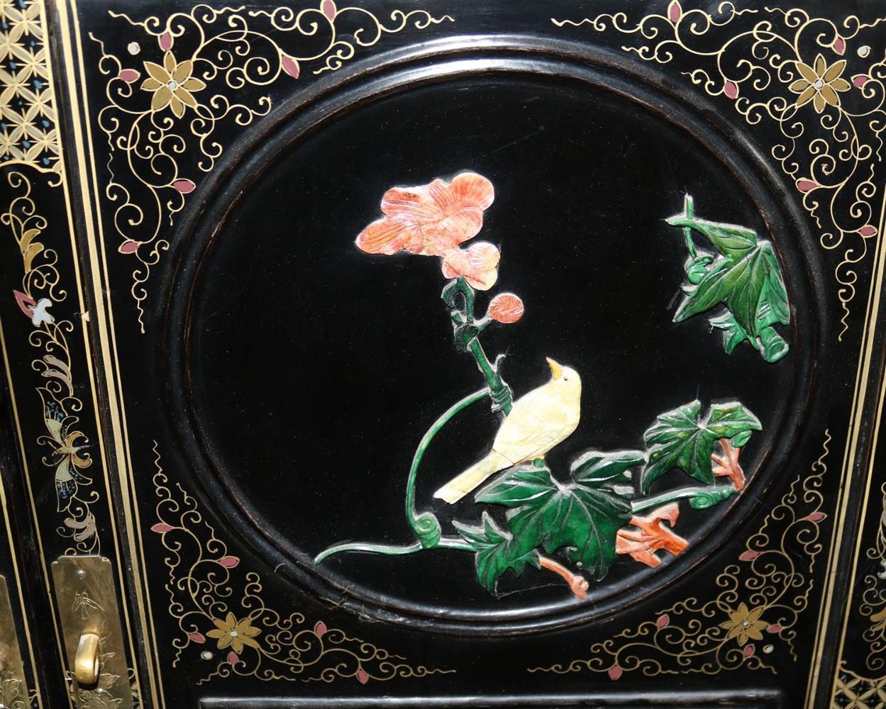 Große Abbildung Nr.6: 136-2381 Kleiner Lackschrank China: (Asiatika)