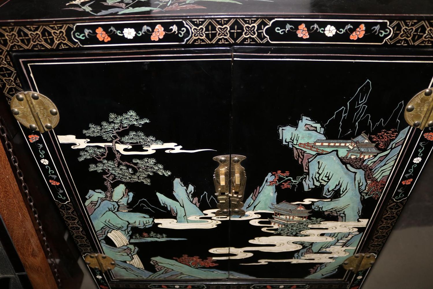Große Abbildung Nr.22: 136-2382 Kleiner Lackschrank China: (Asiatika)