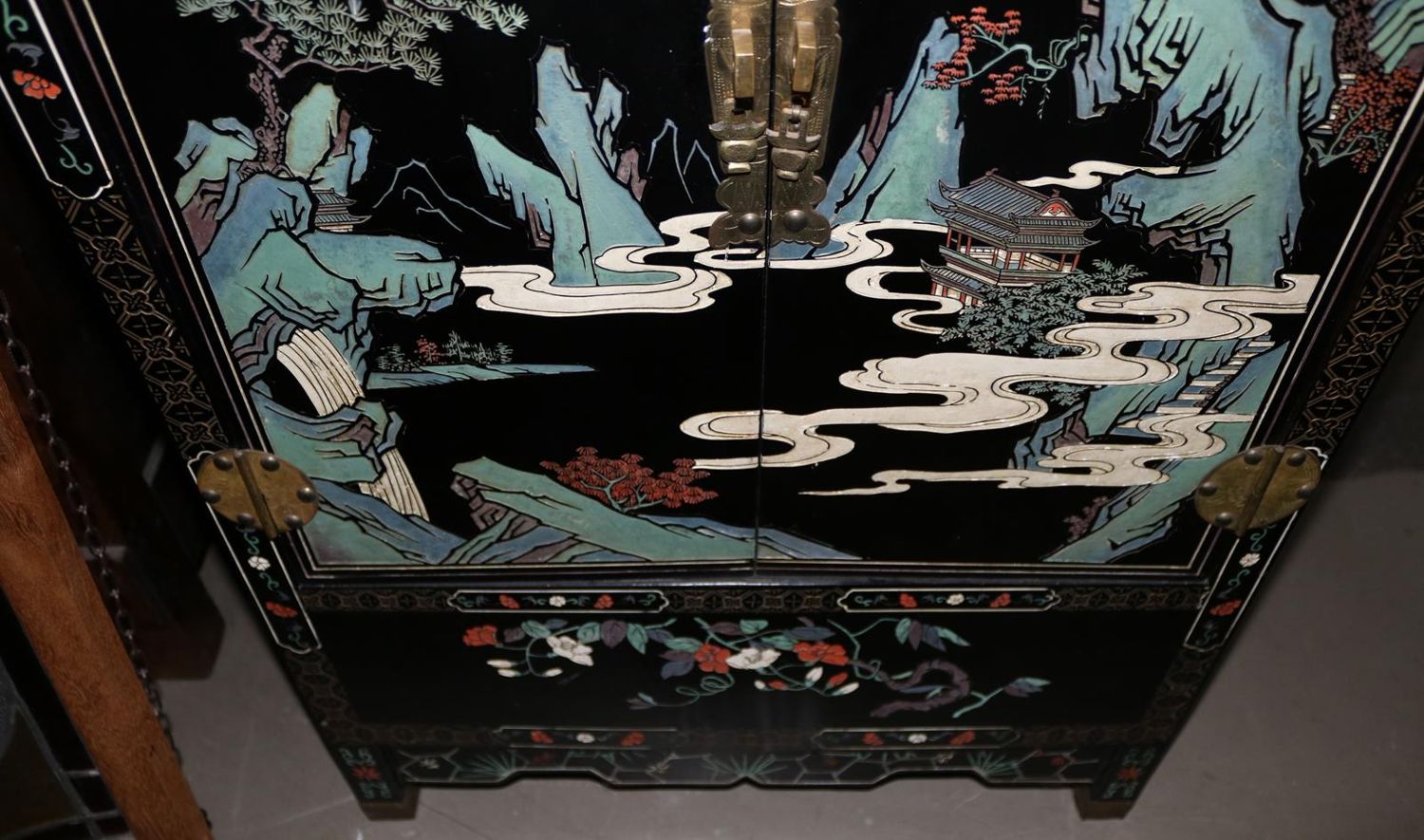 Große Abbildung Nr.23: 136-2382 Kleiner Lackschrank China: (Asiatika)