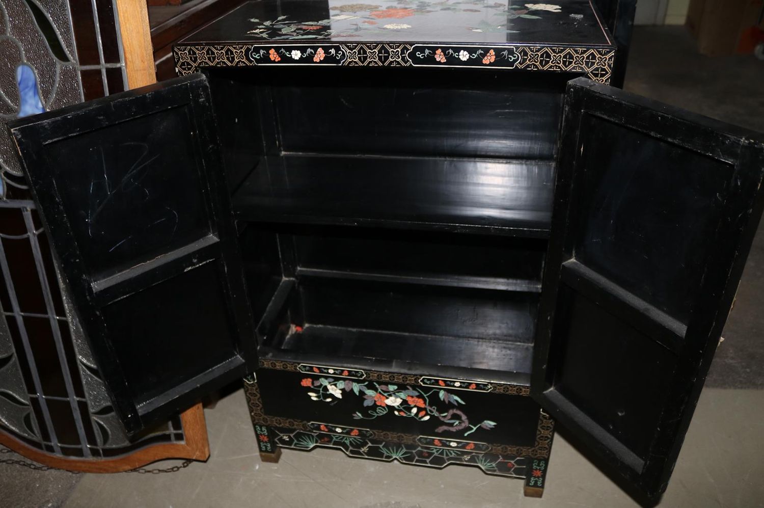 Große Abbildung Nr.24: 136-2382 Kleiner Lackschrank China: (Asiatika)