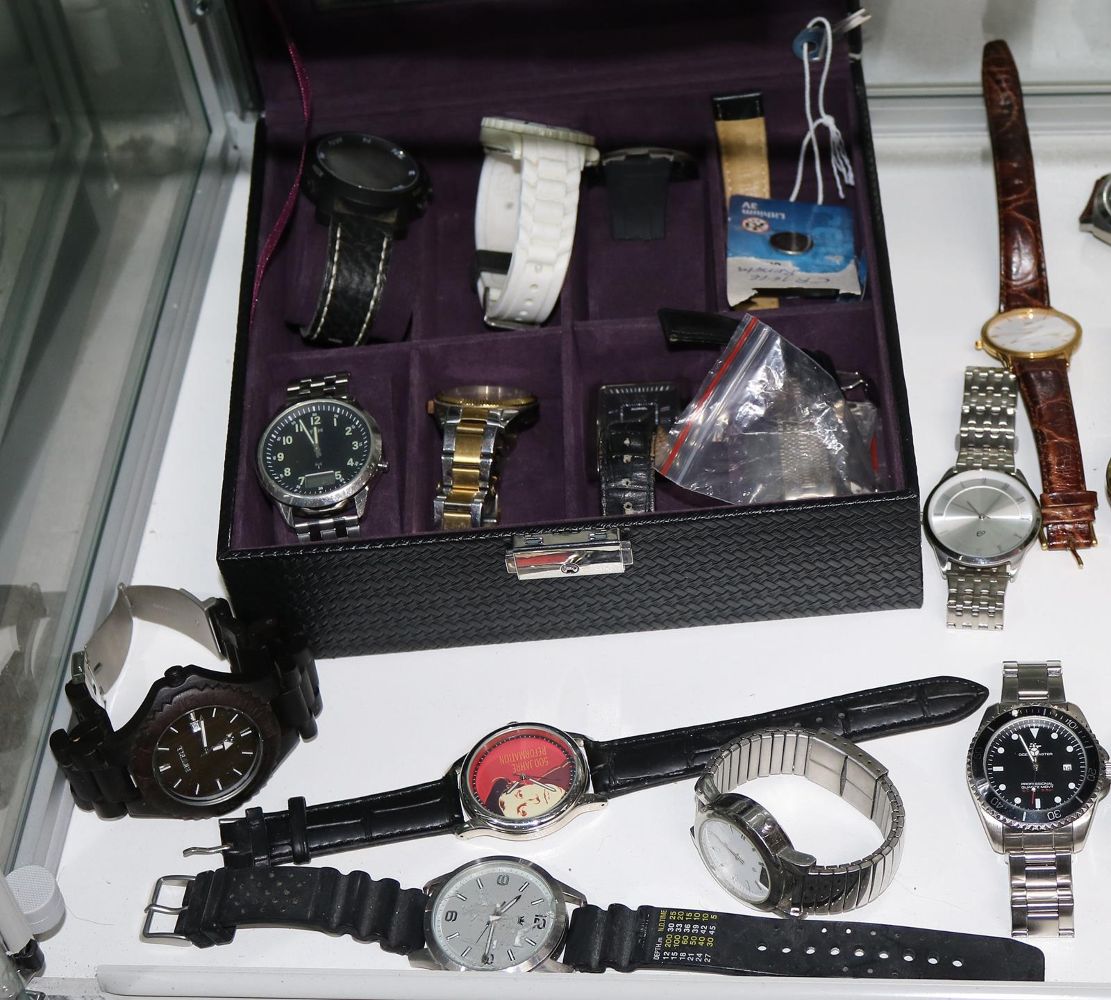 Große Abbildung Nr.213: 137-2517 Armbanduhrensammlung.: (Uhren, Armbanduhren)
