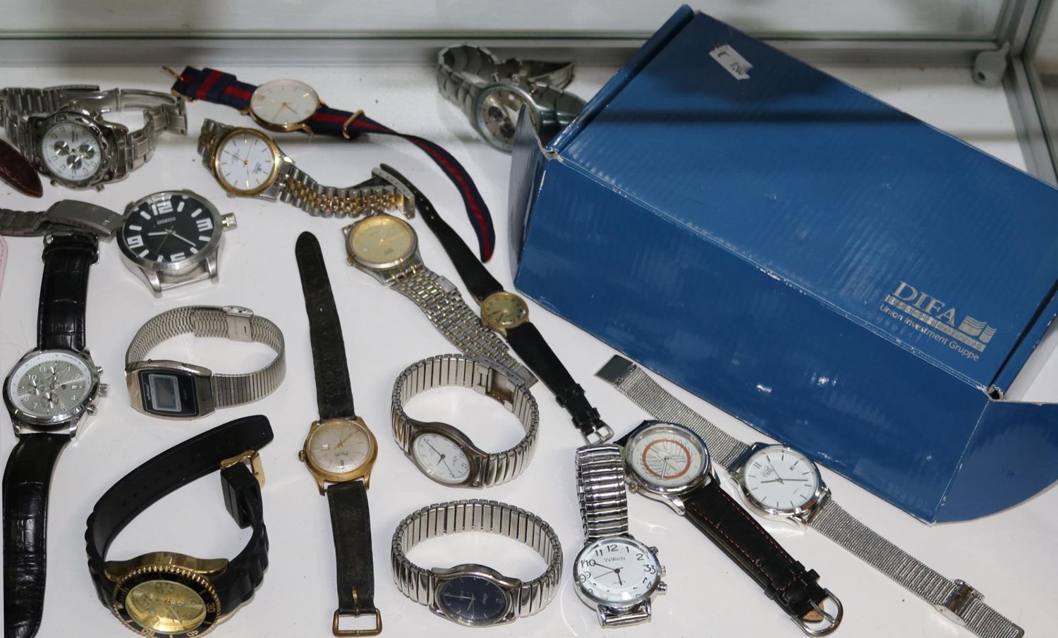 Große Abbildung Nr.215: 137-2517 Armbanduhrensammlung.: (Uhren, Armbanduhren)
