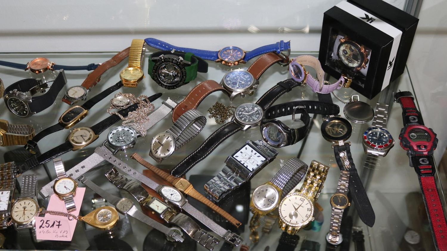 Große Abbildung Nr.23: 137-2517 Armbanduhrensammlung.: (Uhren, Armbanduhren)
