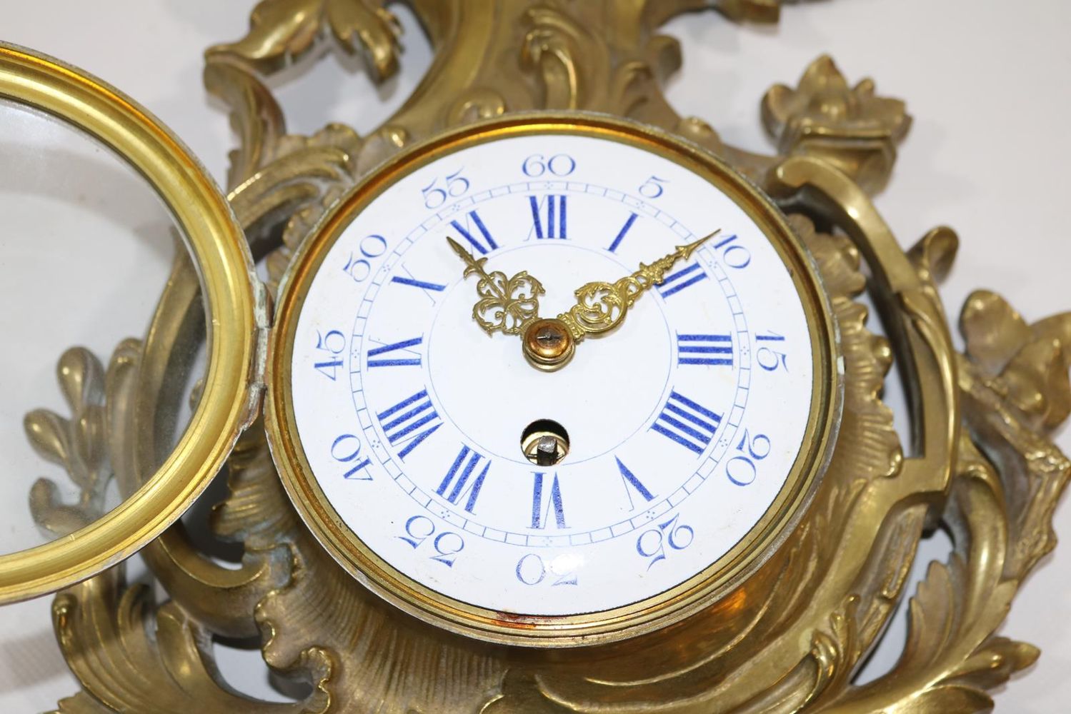 Große Abbildung Nr.21: 137-2529 Kartelluhr um 1900: (Uhren)