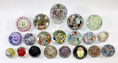 Bild Nr.2: 137-2192 Paperweights.: (Varia, Glas)