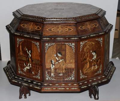 Bild Nr.2: 137-2274 Intarsientruhe, Truhentisch: (Asiatika)