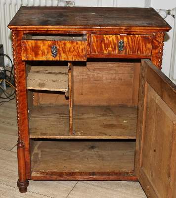 Bild Nr.2: 137-2325 Zierliche Kommode: (Möbel)