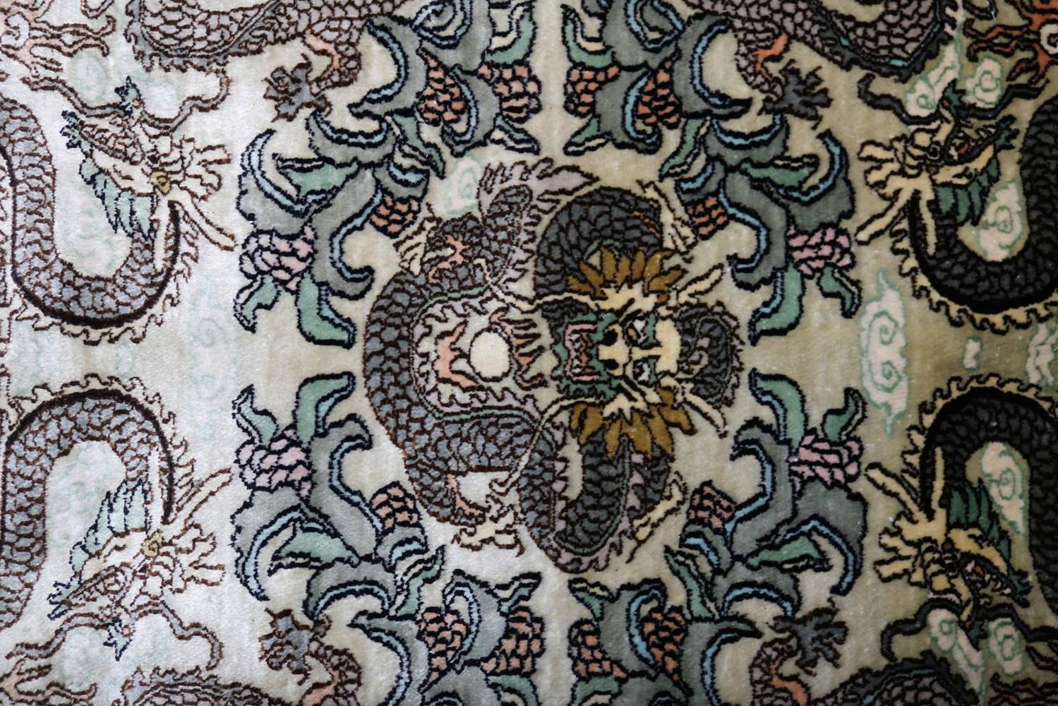 Große Abbildung Nr.4: 138-2852 Seidenbrücke, Drachenteppich: (Varia, Teppiche)