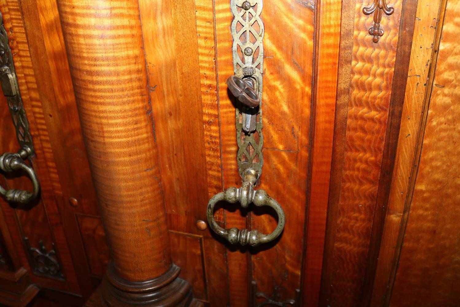 Große Abbildung Nr.27: 138-2990 Bodensee-Barockschrank.: (Möbel, Schränke)