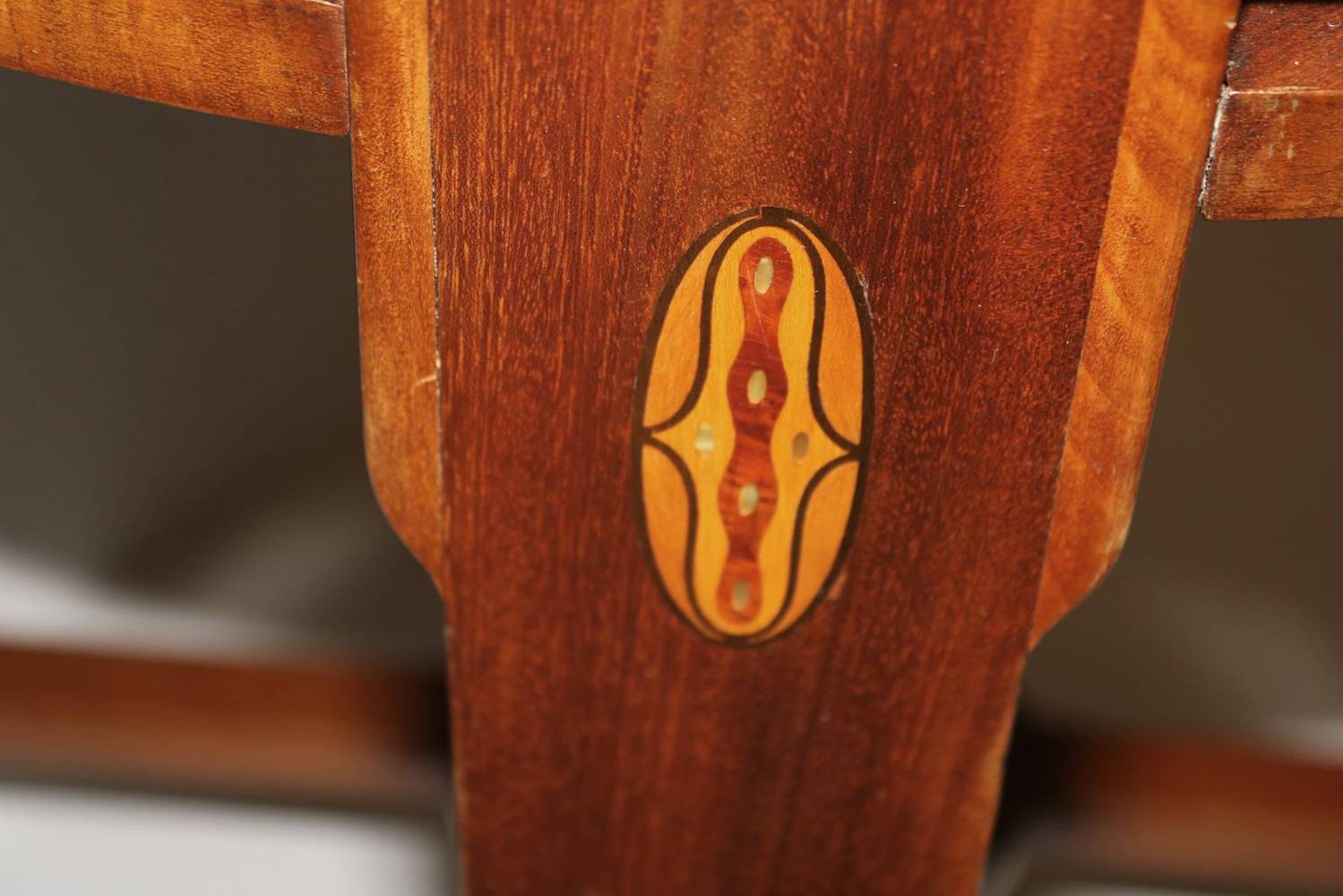 Große Abbildung Nr.21: 138-3001 Art-Deco Tisch mit vier Stühlen.: (Möbel, Tische)