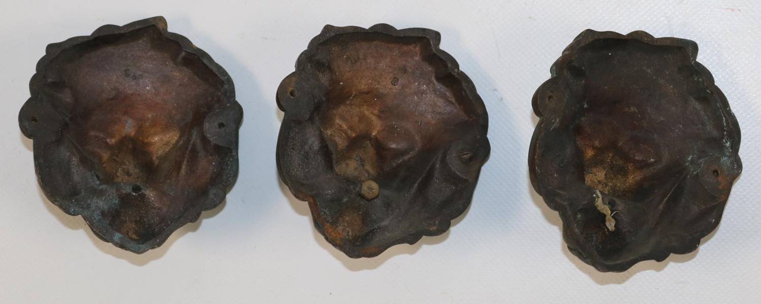 Große Abbildung Nr.2: 138-3151 Löwenköpfe.: (Skulpturen - Plastiken)