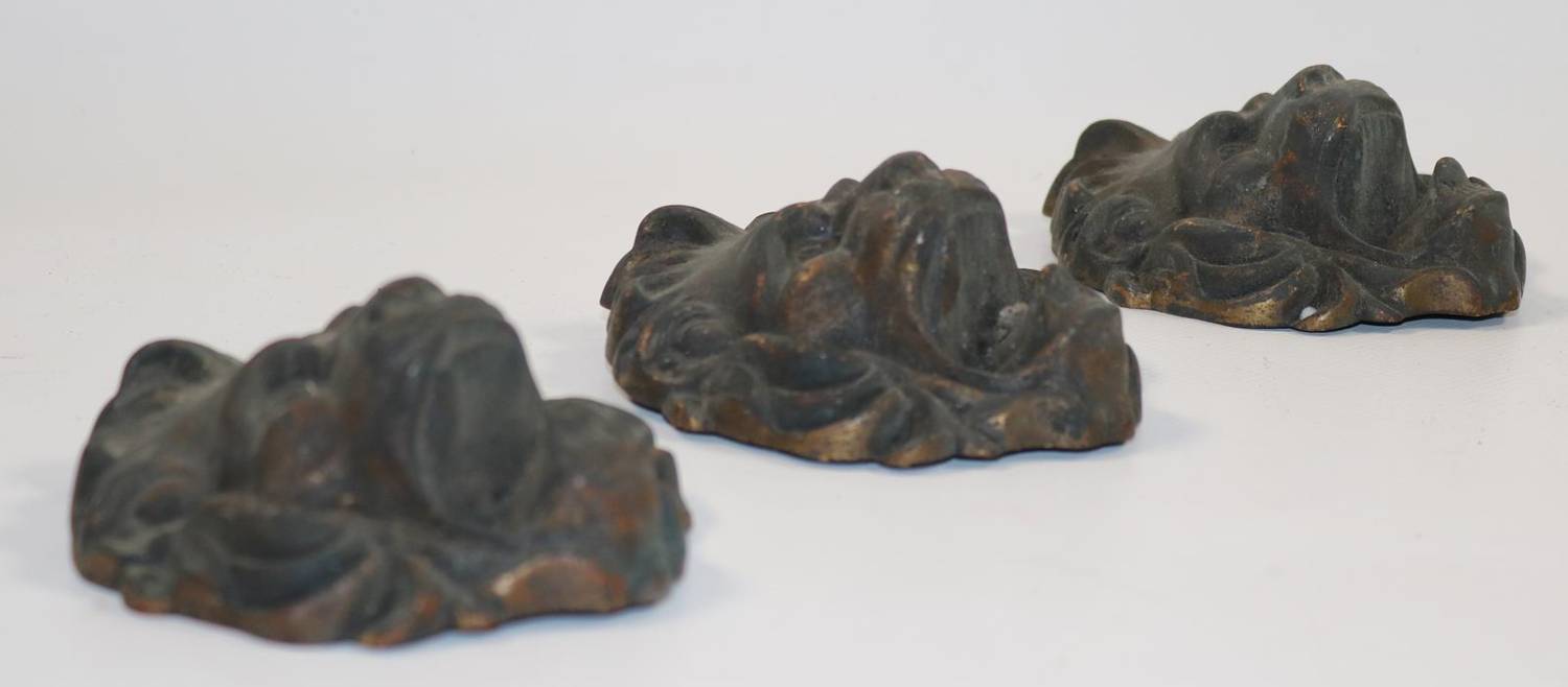 Große Abbildung Nr.3: 138-3151 Löwenköpfe.: (Skulpturen - Plastiken)