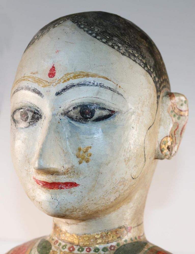 Große Abbildung Nr.4: 139-2500 Stehende Figur einer Frau.: (Asiatika)
