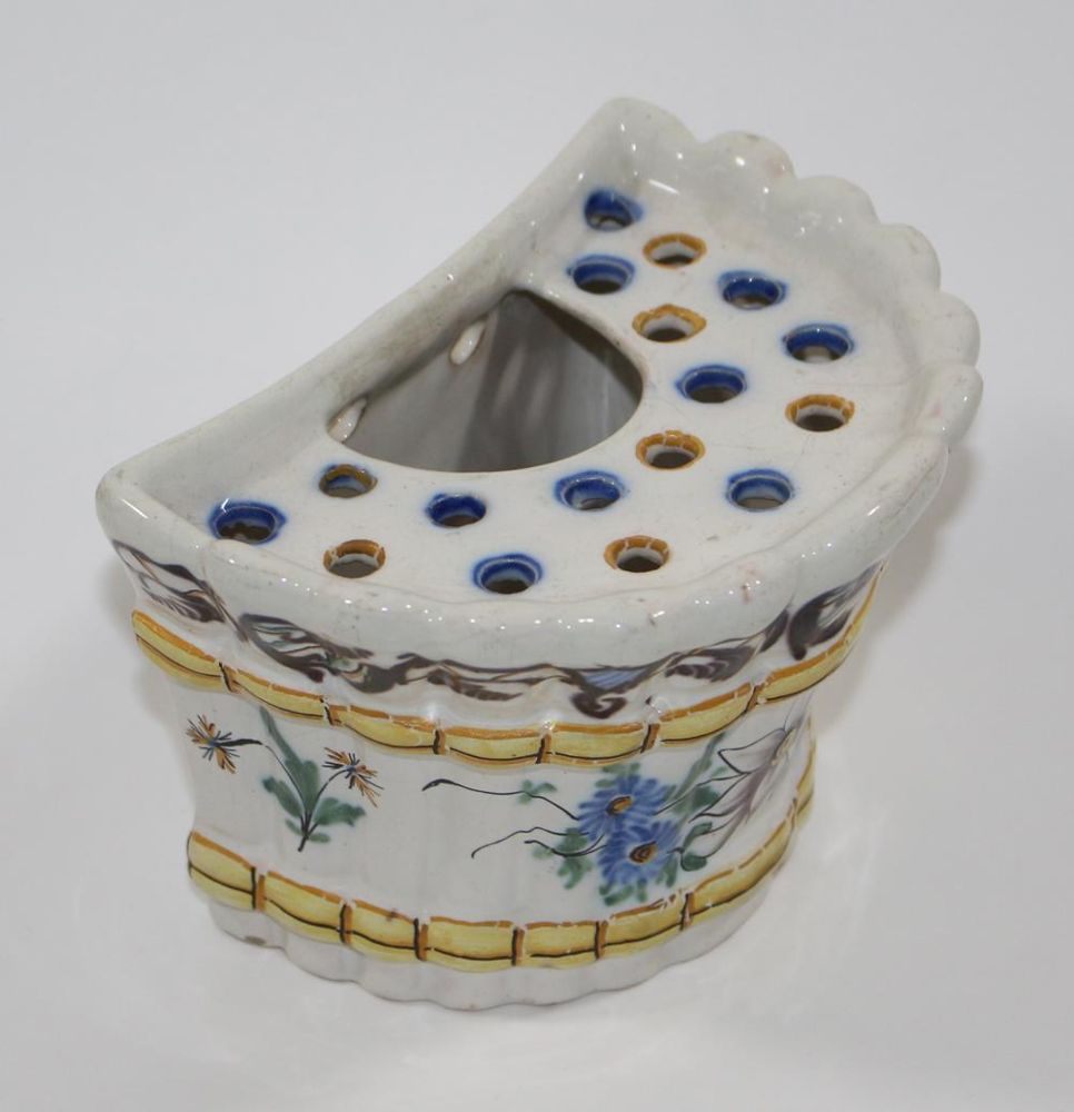 Große Abbildung Nr.2: 140-3065 Wandvase, süddeutsch, um 1780.: (Porzellan u. Keramik)