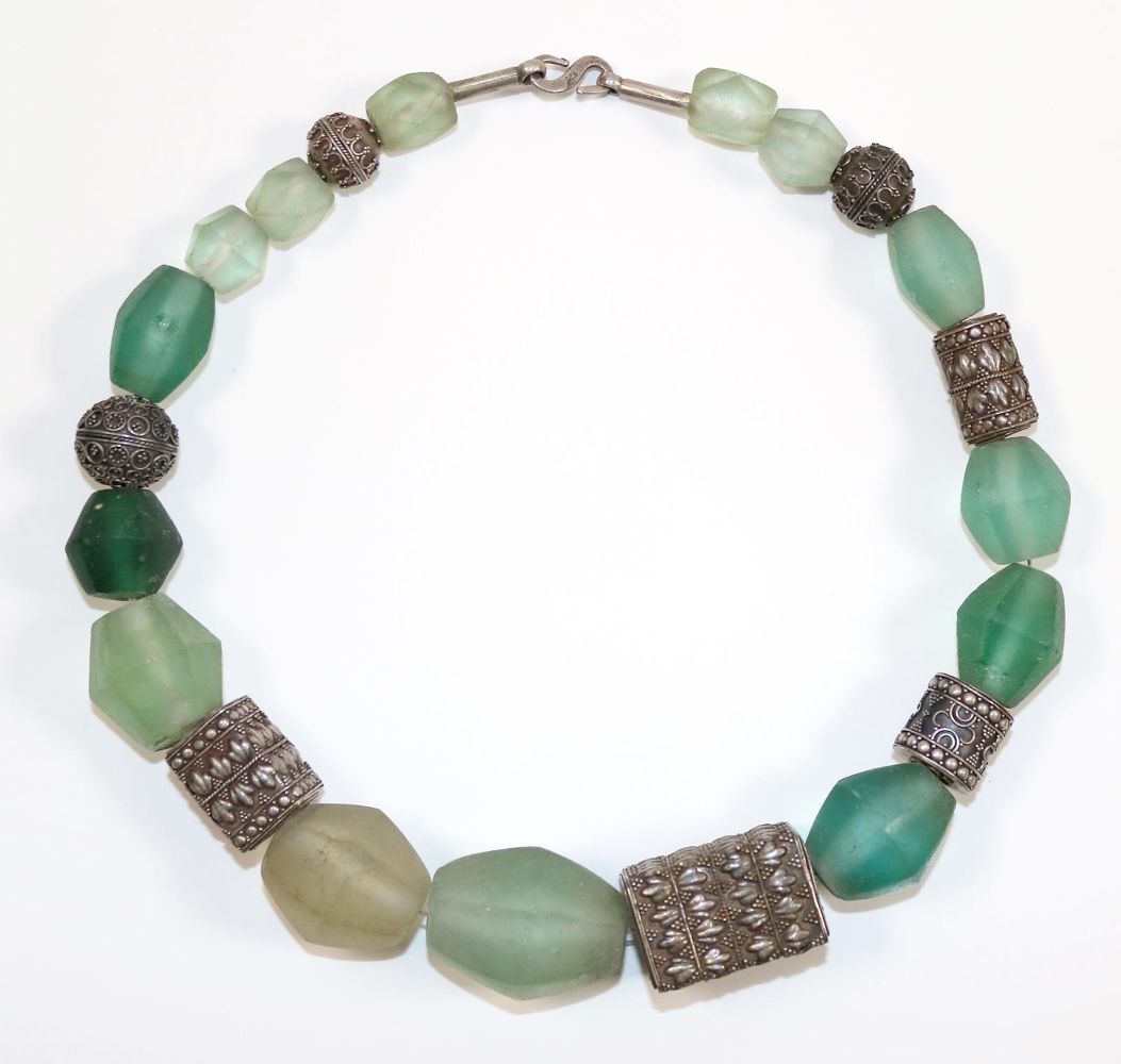 Große Abbildung Nr.1: 140-3104 Edelsteincolliers.: (Schmuck, Colliers)