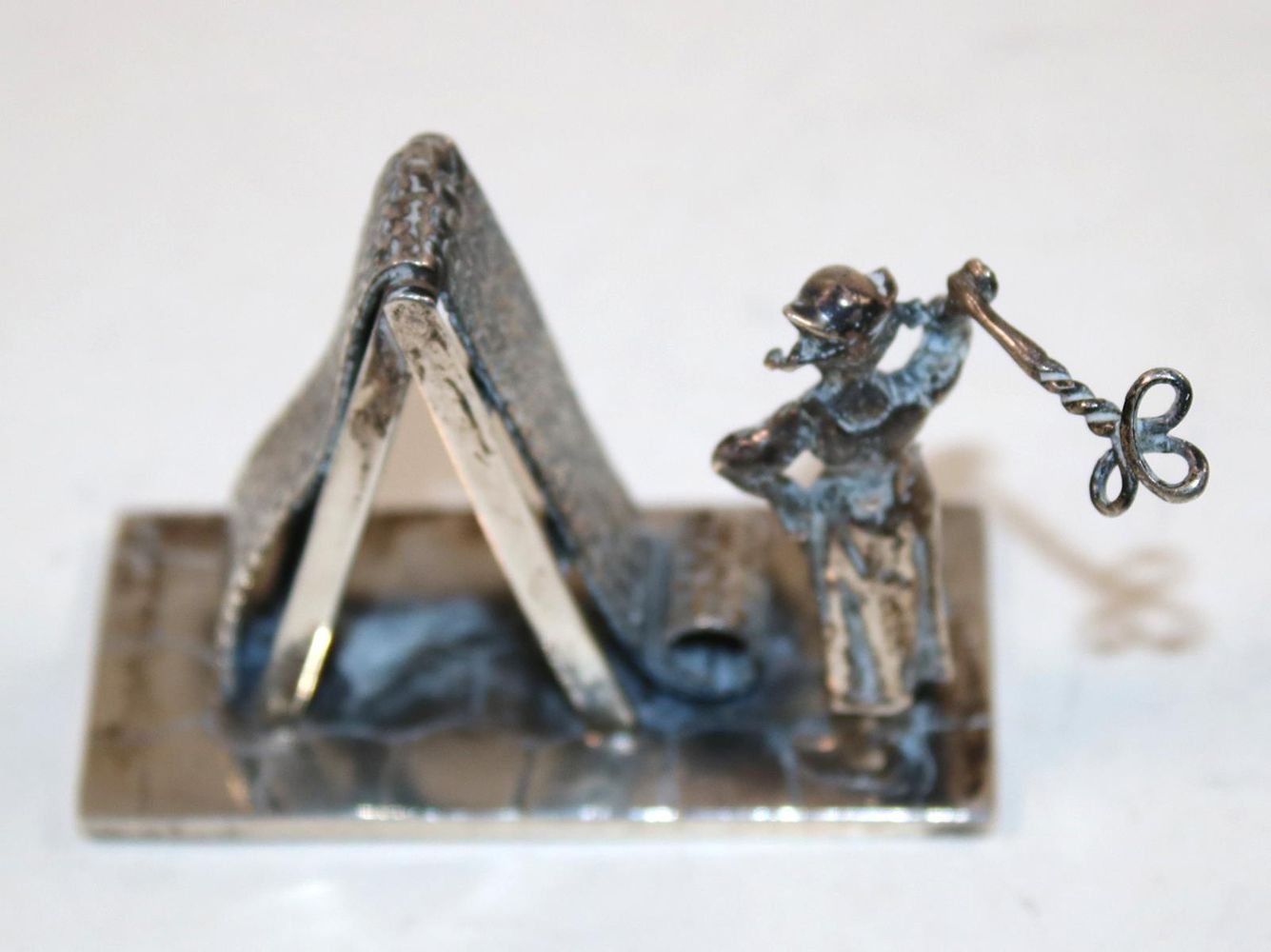 Große Abbildung Nr.2: 140-3229 Teppichklopferin.: (Silber, Miniaturen)