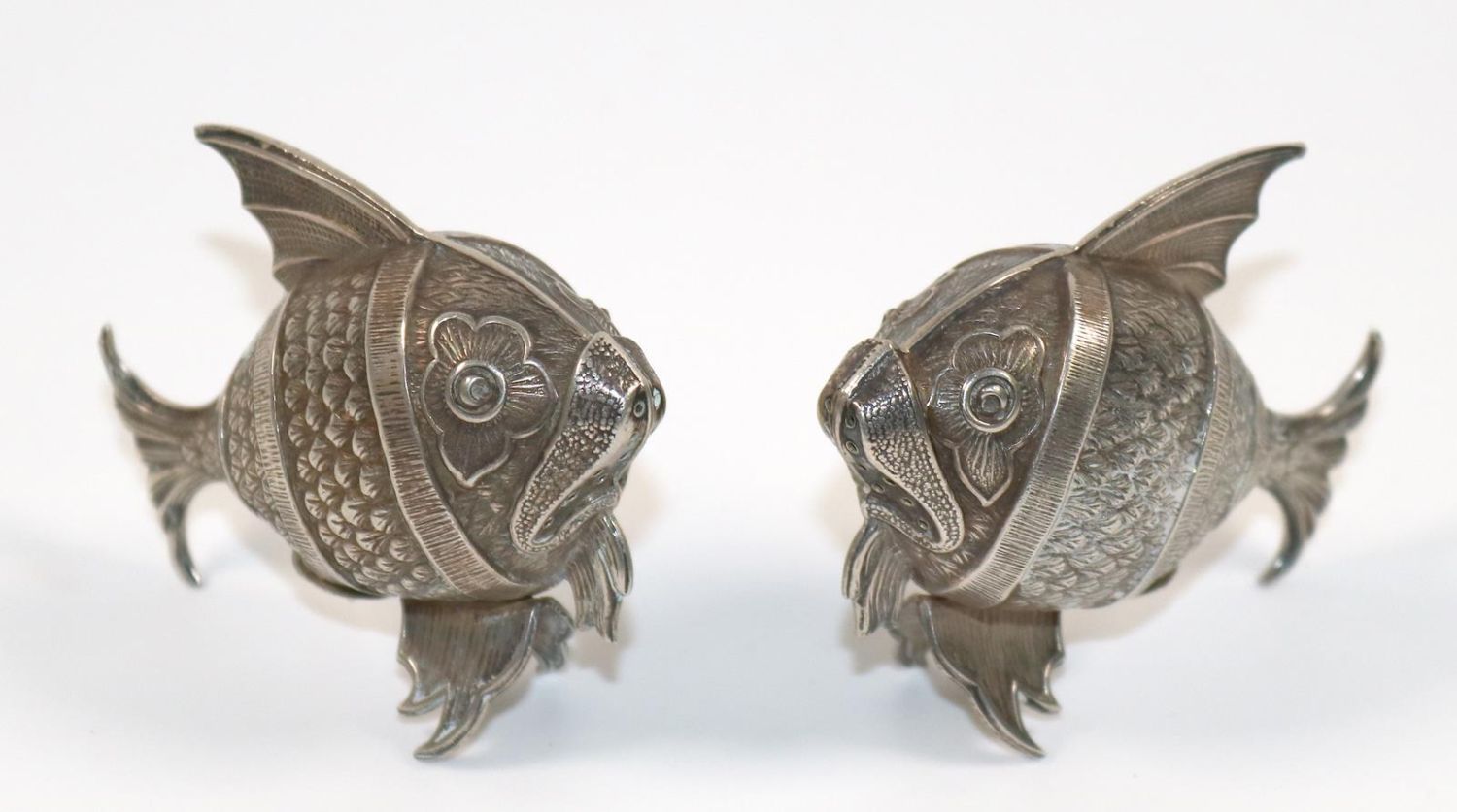 Große Abbildung Nr.1: 140-3243 Fische, Silber: (Silber, Salieren)