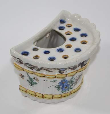 Bild Nr.2: 140-3065 Wandvase, süddeutsch, um 1780.: (Porzellan u. Keramik)
