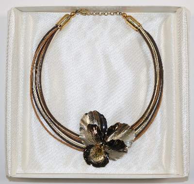 Bild Nr.3: 140-3109 Langani Stuttgart: (Schmuck, Colliers)
