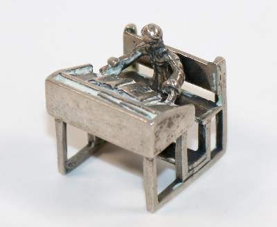 Bild Nr.1: 140-3210 Kind auf Schulbank: (Silber, Miniaturen)