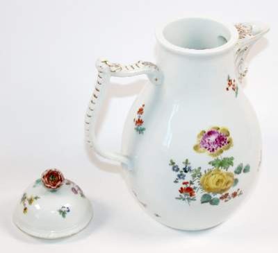 Große Abbildung Nr.2: 141-2747 Kaffeekanne und 2 Schalen mit Blumenmalerei: (Porzellan u. Keramik, Meissen)