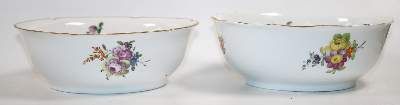 Große Abbildung Nr.5: 141-2747 Kaffeekanne und 2 Schalen mit Blumenmalerei: (Porzellan u. Keramik, Meissen)